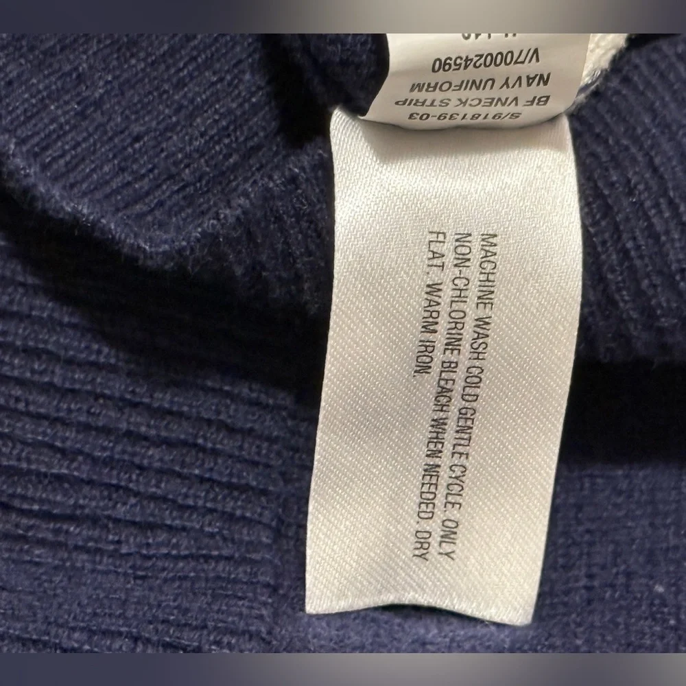 Gap size L V-Neck sweater, navy/cream stripe. GUC - Picture 4 of 7